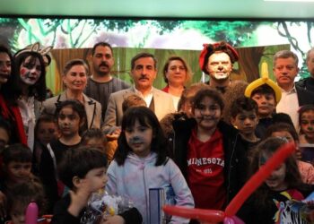 DEPREMZEDE ÇOCUKLARIMIZ TİYATRO GÖSTERİSİYLE MORAL BULDU