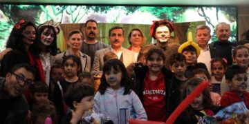 DEPREMZEDE ÇOCUKLARIMIZ TİYATRO GÖSTERİSİYLE MORAL BULDU