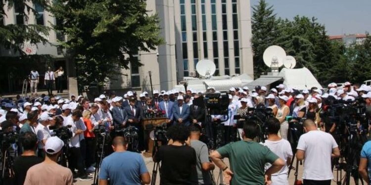 YETKİLİ KONFEDERASYONU VE HAKEMİ TÜRK MEMURUNUN VİCDANINA HAVALE EDİYORUZ